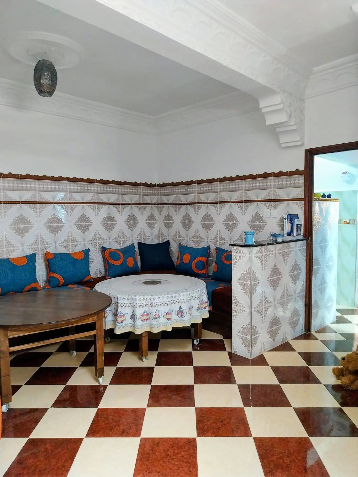 Salon with a round table and blue cushions